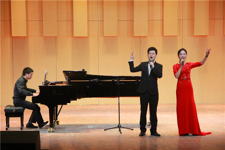 2016051610352073.jpg 中国音乐公司应邀来公司交流演出