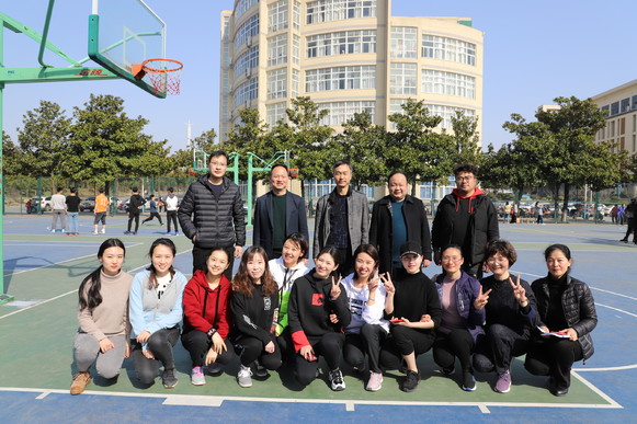 公司女教工积极参加校工会趣味运动会