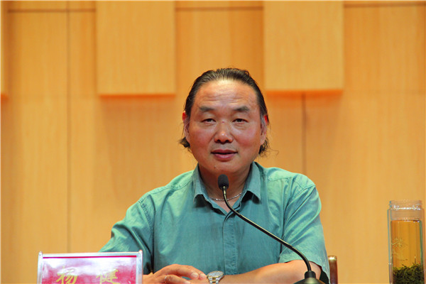 2016092215325613.jpg 经理杨健为新生做入学教育第一讲