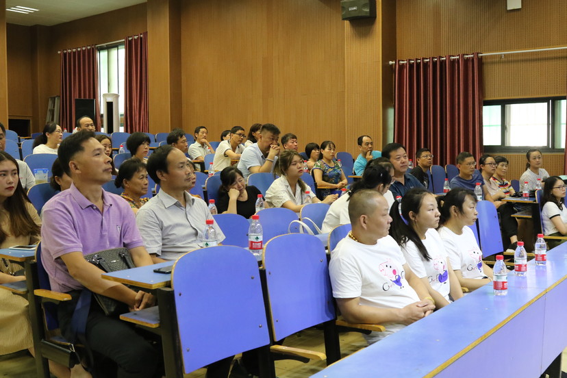 公司召开2018级新生家长见面会